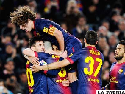 Celebran los jugadores de Barcelona la victoria conquistada ayer ante el Deportivo por 2 a 0