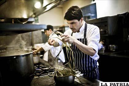 Joven chef peruano Virgilio Martínez, que lidera con su nuevo restaurante Lima la explosión de la gastronomía peruana en Londres