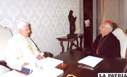 El cardenal Julio Terrazas (der) junto a Papa Benedicto XVI