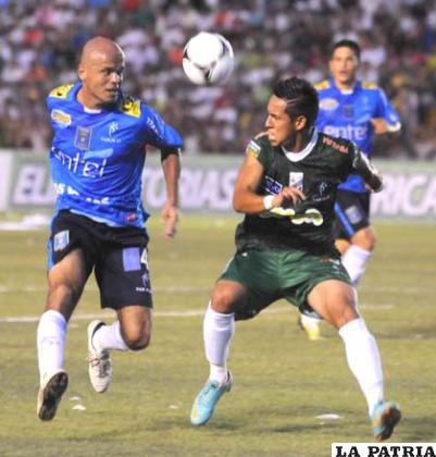 Francisco Argüello y Danny Bejarano disputan el balón