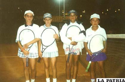 En el torneo nacional de dobles en Santa Cruz, las cruceñas Viviana Rivero y Tersinha Paz Soldan, Cecilia Poveda de Cochabamba y Aracelly Guevara de Oruro