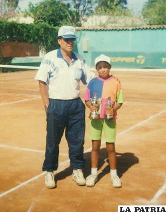 Aracelly Guevara exhibiendo los trofeos ganados junto a su padre, en el torneo de Tarija
