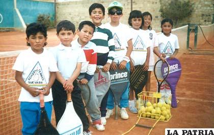 Aracelly, la última de la fila junto a otros niños y niñas que se iniciaban en el deporte del tenis