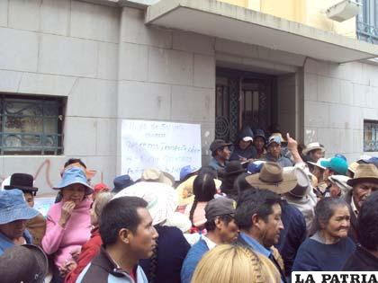 Vecinos piden incremento de líneas de transporte
