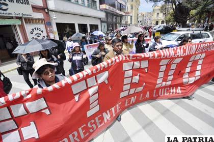 Los maestros marcharon por la calles de la ciudad pidiendo respeto a la historia de Oruro