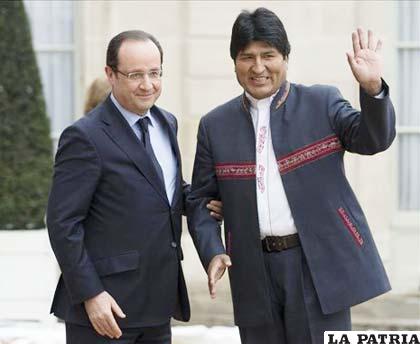 El presidente francés François Hollande (i) recibe al presidente boliviano Evo Morales (d) a su llegada al Palacio del Elíseo en París