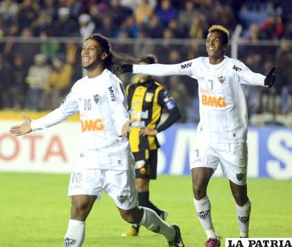 Ronaldinho y Jo celebran el gol de la victoria 
