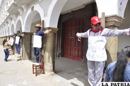 Cuatro personas se crucificaron como parte de las protestas contra el cambio de nombre del aeropuerto a “Evo Morales”