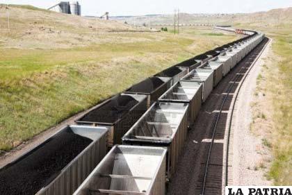Coches de ferrocarril cargados con carbón de la mayor mina a cielo abierto de América Latina