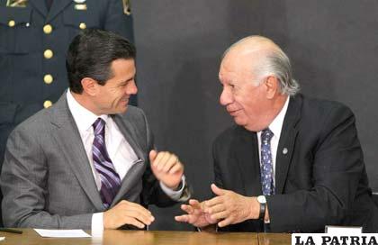 El mandatario mexicano, Enrique Peña Nieto, conversa con el expresidente chileno Ricardo Lagos