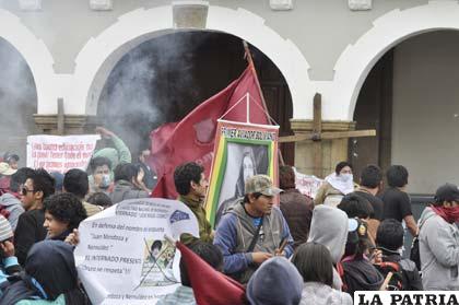 Estudiantes iracundos ingresaron a la Plaza 10 de Febrero