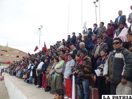 Con civismo y fervor orureños entonaron el Himno a Oruro
