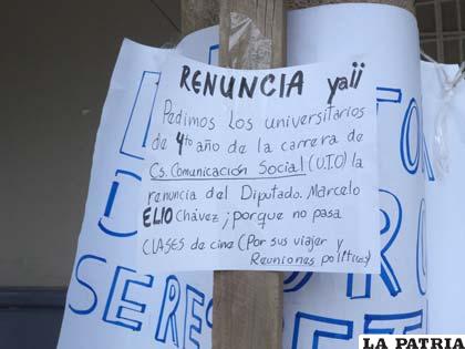 Universitarios protestaron en contra del diputado Marcelo Elío