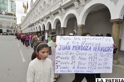 Carteles donde reflejan parte de la historia de Juan Mendoza y Nernuldes, primer piloto boliviano