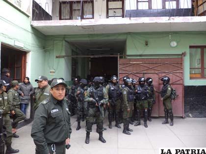 Policías acuartelados en la Felcc