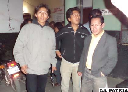 Jhonny Quilo (izquierda) junto a sus compañeros en la Felcc