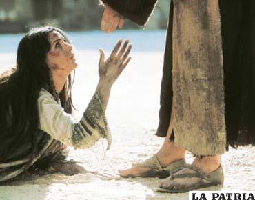 La mujer adúltera fue perdonada por la misericordia de Jesús