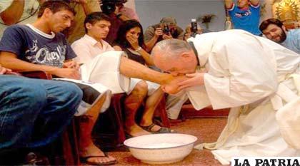 El Papa cuando era sacerdote demostrando su humildad