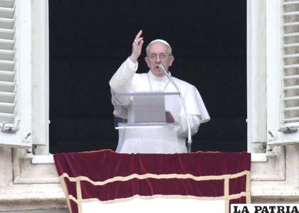 El Papa Francisco ofició ayer su primer ángelus desde la ventana del departamento papal en el Vaticano