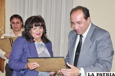 María Licona recibe el reconocimiento de manos del gerente de la empresa, Marcelo Miralles Iporre