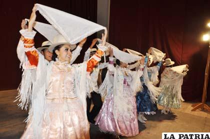 Compañía de bailes tradicionales de “Charito Carazas” de La Paz