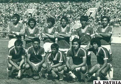 El equipo de 31 de Octubre de Oruro en 1974 en un partido oficial jugado en el estadio “Jesús Bermúdez”