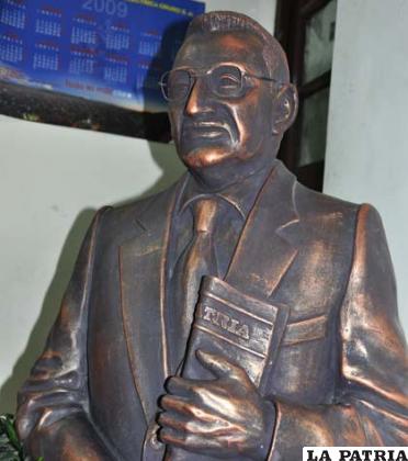 La estatua de don Enrique Miralles Bonnecarrere (†) en la sala de espera de LA PATRIA