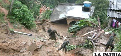 Soldados trabajan en la zona de un deslizamiento provocado por las fuertes lluvias que afectan Petrópolis, Río de Janeiro (Brasil)