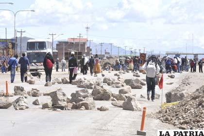 El bloqueo fue total y se extendió por varios kilómetros en la carretera hacia La Paz