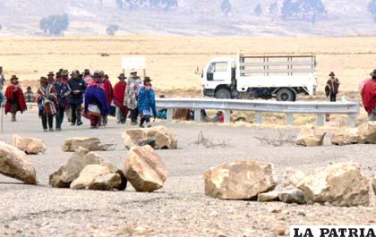 Bolivia soporta bloqueos en diferentes carreteras