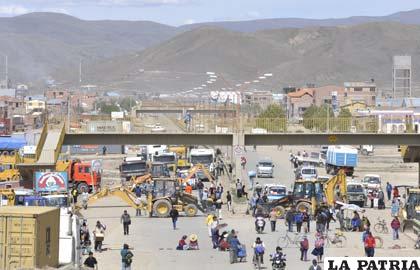 Bloqueo de transportistas paralizó Oruro