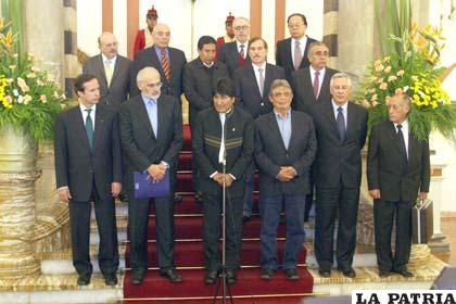 Expresidentes y excancilleres se reunieron con el Presidente Evo Morales