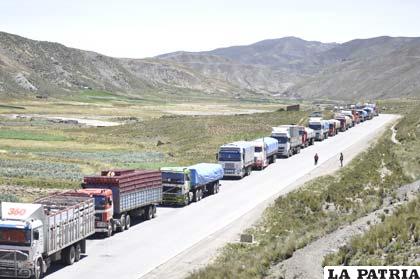 Más de cien vehículos detenidos en la carretera Oruro-Cochabamba