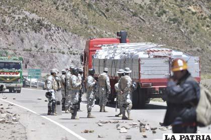 Efectivos policiales en bloqueo de Lequepalca