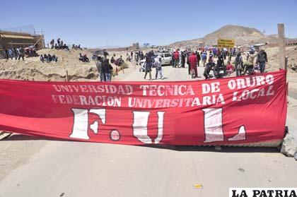 Universitarios bloquean carretera Oruro-La Paz