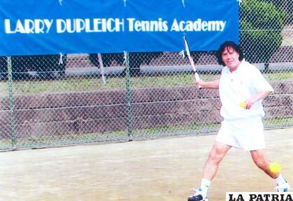 Larry Dupleich, en su academia de tenis en Tokio-Japón