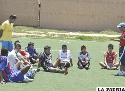 Charla técnica a los juveniles de Oruro Royal