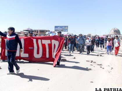 Los tres estamentos de la UTO bloquearon la salida a La Paz