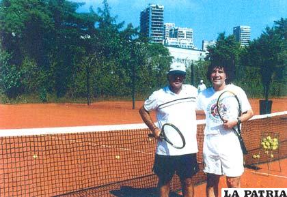 Dupleich (derecha), es entrenador de tenis en Tokio