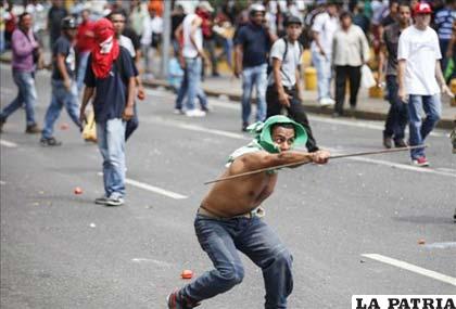 Seguidores chavistas y opositores se enfrentan en el centro de Caracas (Venezuela)