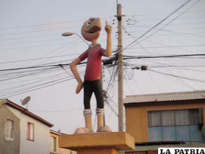 Un personaje pintoresco de Pepo, Condorito, adorna una de las avenidas de la ciudad