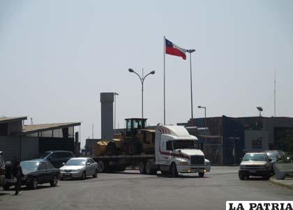 Un camión boliviano sale del puerto privado ATI