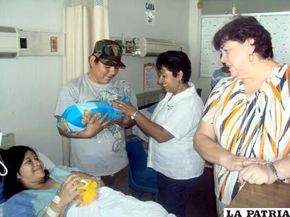 Voluntarios en un hospital de niños