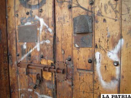 La puerta de madera de la cárcel boliviana en Tocopilla