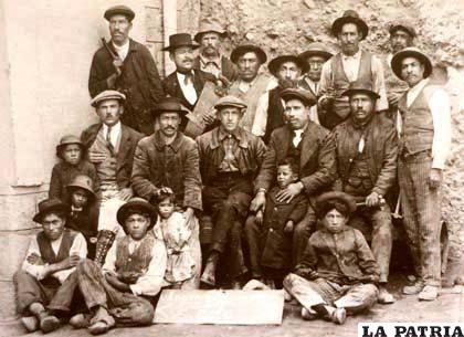 Juan Mendoza (centro) en las maestranzas mineras