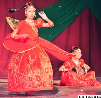 Niñas del grupo de La Paz con mucho talento en la danza hindú