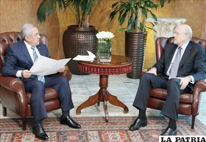Encuentro entre el presidente libanés Michel Suleiman (i) y el dimisionario primer ministro Najib Mikat, en el palacio presidencial de Baabda, en Beirut