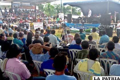 Cientos de personas se reúnen en el tercer encuentro nacional de Zonas de Reserva Campesina en el municipio de San Vicente del Caguán