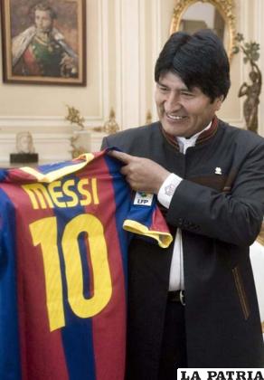 Morales con la casaca de Messi