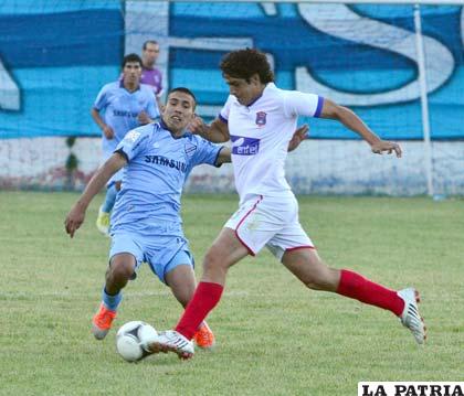 Una acción del partido que jugaron Bolívar y La Paz FC